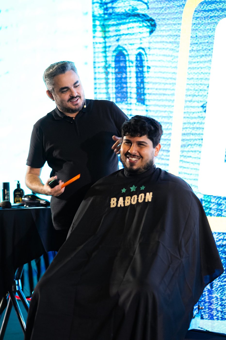 Adailton Brito cortando no palco